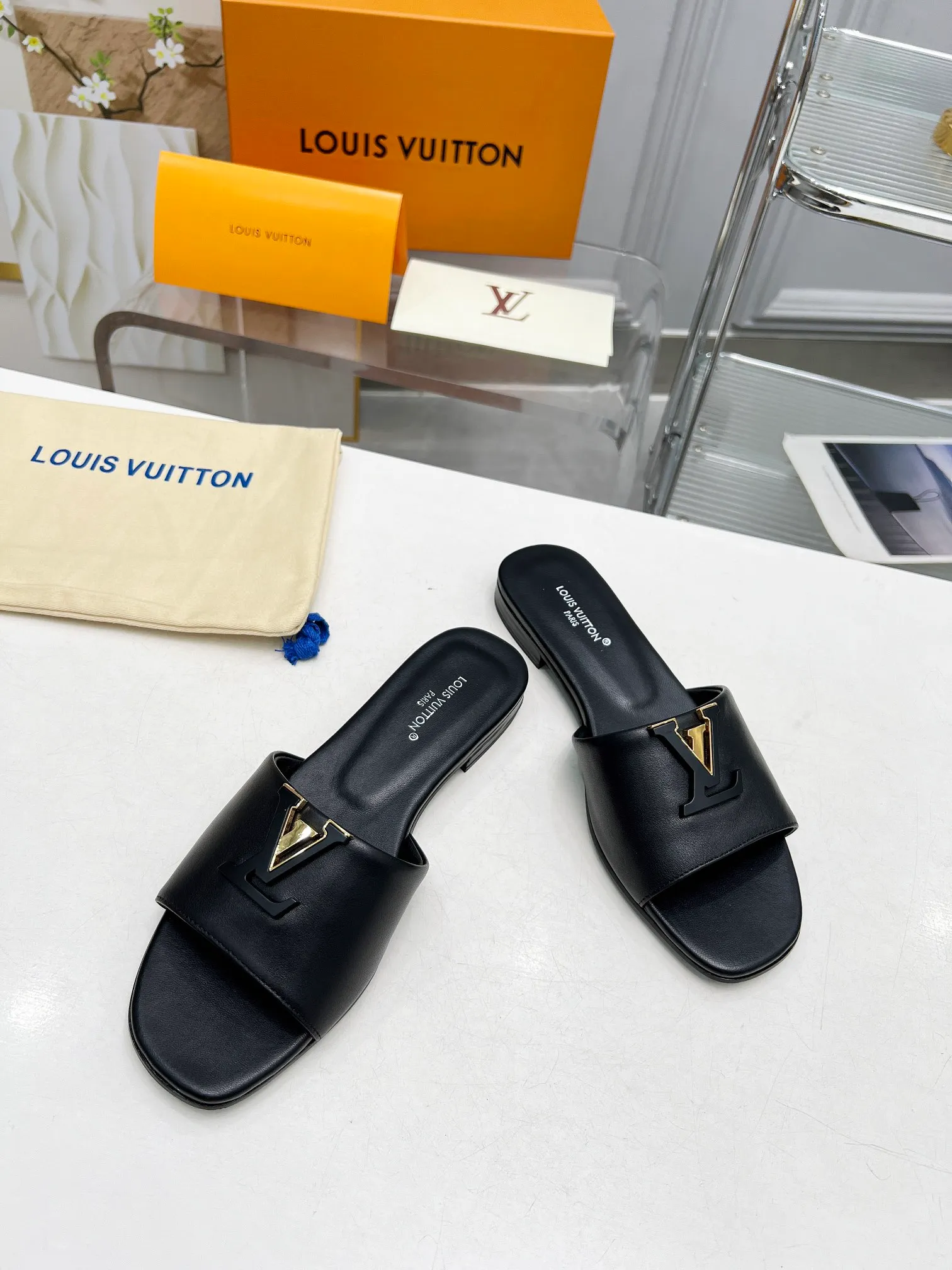 👟👟Ex-factory price 440👟👟Louis Vuitton/Louis Vuitton women's new sandals LV SUNSET COMFORT flat sandals are made of exquisite cowhide and sheepskin lining, the uppers show handicrafts, and are matched with genuine leather soles*@wearing experience. LV logo hardware buckle on upper, size 35-42